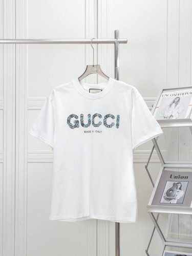 Gucci 古驰25Ss春夏新品印花圆领短袖T恤， 正面采用品牌标志性“Gucci”的立体字母，光泽与哑光肌理交织，这件Gucci系列T恤用经典双G Logo出