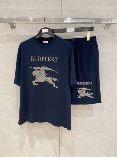 25Ss Bbr重磅圆领短袖T恤短裤套装 选用 克双纱平织棉面料打造 立体印花工艺 男女同款 码数 S-Xl 颜色 黑 白 宝蓝色 尺码表 上衣 s 胸围108
