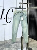 蒙口。官网专柜同步发售，2025Ss春夏新品男士休闲牛仔裤，原单品质，专柜定制原版牛仔面料，Logo图案设计，B裤身原版五金辅料装饰，立体清晰，效果逼真，C超级