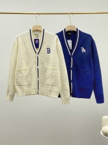 mlb男女情侣满印立体老花撞色针织开衫外套24秋季新款Kcm03 今年最火的撞色开衫了，配情侣闺蜜都特别时髦，胸前字母立体刺绣更加的简约时尚。 独特车饯围边，饱