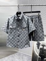古奇 Gucci 2025Ss春夏新款 休闲 短袖 短裤裤 套装，高端版本！专柜定制面料 透气舒适度高，细节无可挑剔，品牌元素设计理念，体现高品质。手感细腻柔软
