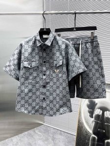 古奇 Gucci 2025Ss春夏新款 休闲 短袖 短裤裤 套装，高端版本！专柜定制面料 透气舒适度高，细节无可挑剔，品牌元素设计理念，体现高品质。手感细腻柔软