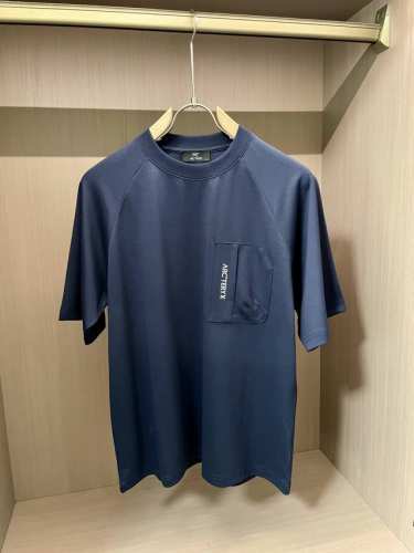 始祖鸟 Arc'teryx 2025春夏新品 简约而不失格调。三色经典，白色纯净，黑色沉稳，蓝色深邃。采用插肩袖设计，穿着舒适自在。胸口处品牌标识低调呈现，彰显