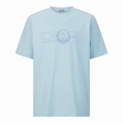 dior 迪奥刺绣小猫圆领短袖T恤 面料：采用26织双纱面料，面料布匹洗水后为260克，罗文搭配1*1配套32支双纱螺纹，大版领口设计上身与脖子非常贴合。 工艺