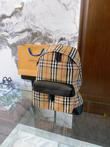 burberry 巴宝莉格纹双肩包 男女同款 经典的Vintage 复古格纹裁片满满的英伦风 搭配平滑皮革边饰 双拉链开合更加的实用 超大容量空间绝对够用 包的
