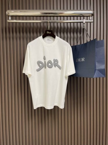 Dior 2025Ss早春新款圆领短袖T恤，客供双股纯棉面料 螺纹袖口．领口衣摆 手感超柔软细腻 穿着亲肤舒适 上身非常赞 男士必备单品 三标齐全。尺码：M-X
