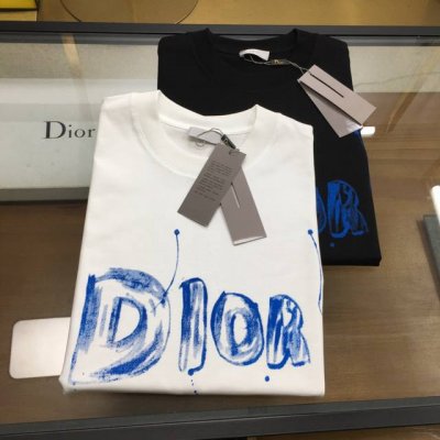 新品 Dio...R 2025春夏首发专柜最新款短袖圆领T恤 高端订制 设计前卫时尚！品牌Logo重工艺设计 高端定制丝光云朵棉面料.手感柔软.穿着舒适.专柜级