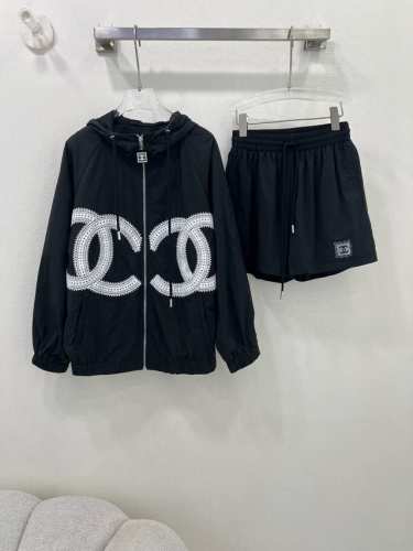 Chan*L 25新款连帽双C薄款外套短裤的组合 双C刺绣Logo凸显品牌格调 极简又凸显品牌格调视觉效果 打造浪漫森系风格 充满个性和创意 品牌高级设计感拉满