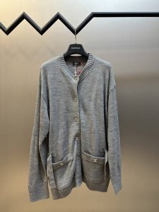 Chanel 书包扣针织开衫 定制羊绒锦缎混纺料 标志性双C扣装饰全幅 彰显品牌尊贵身份 采用接缝立体缝线 它通过在接缝处使用特定的缝纫方法 使衣物呈现出更加立