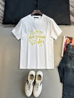LV25Ss春夏新款平纹针织棉布圆领短Tee，男女同款黄色残缺标识刺绣宽松休闲短袖T恤衫！贸易公司渠道稀出，同步官网发售！V家新款T恤以其独特的面料、精湛的工艺