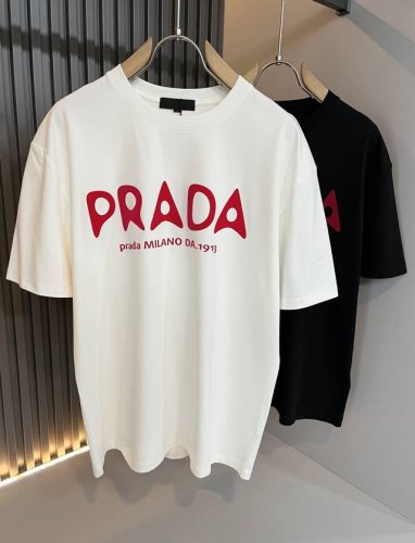 prad*A普*达2025春夏新款男女同款短袖T恤，最新款全网独家首上！！~既经典有时尚百搭，谁不爱啊，将经典再次展现，非常的耐看，自带低奢光环与辨识度！pr*