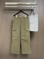 Acne Studios 标签工装长裤，定制精织细密纹梭织面料，以卡其绿诠释时尚新高度，口袋上饰有Acne Studios标签以点睛之笔，增添品牌辨识度。模版机