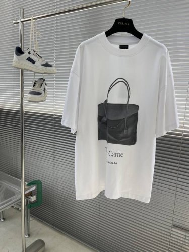 balenciag 黑皮包包白T短袖 尺码 衣长 胸围 肩宽 S 74 116 56 M 76 120 57 L 78 124 58
