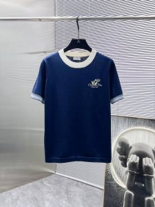 迪奥 Dior 2025Ss新款 圆领 短袖 针织衫 高端版本 专柜定制面料 透气舒适度高 细节无可挑剔 品牌元素设计理念 体现高品质 手感细腻柔软 呈现休闲裁