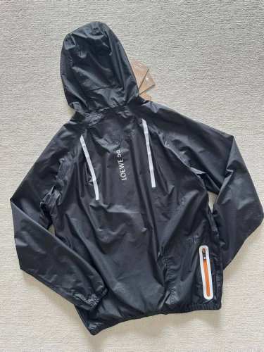 强强联合 Loewex 0N 罗意威X昂跑联名25年 王一博同款夏季防晒衣 这两个品牌都是国内热度相当之高的产品，今年推出联名合作款，受到很多人的喜爱。昂跑的运