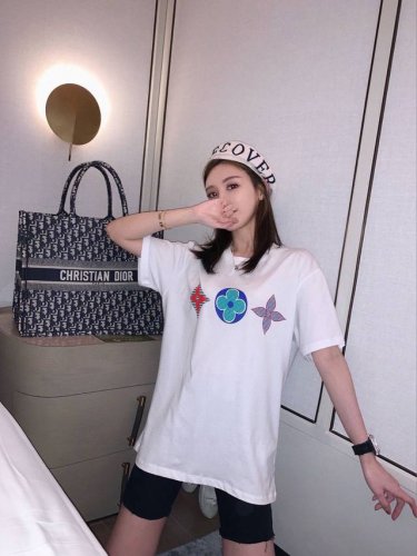 上新 Lv经典款三花短袖T恤 男女同款 Oversize版型宽松 这种款式上身回头率超高 基础款的圆领Tee,男女均可驾驭 尺码 S-3Xl 颜色 白色 S码