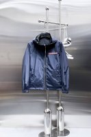 春季爆款 ！ 普拉达 2025春季新款夹克外套，秀场新品品相非常完美，记忆面料舒适保暖，三标齐全色泽饱满诱人，非常出彩的设计，轻松将时髦感进阶，做工极为考究严谨
