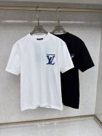 Lv 2025早春新款男女同款短袖T恤，！定制专属纯棉面料，定制原版工艺螺纹，胸前重工字母Logo工艺设计！简约大方，从容百搭，档次极高，完美融入时尚还有风情感
