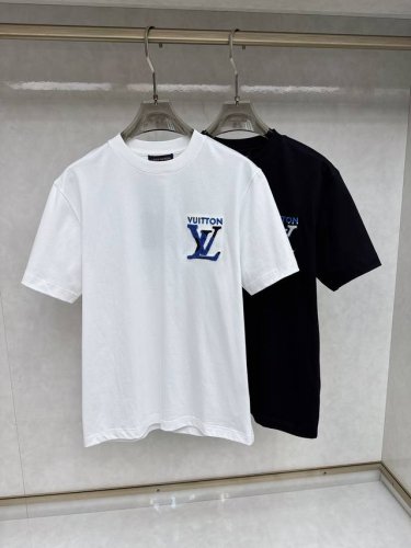 Lv 2025早春新款男女同款短袖T恤，！定制专属纯棉面料，定制原版工艺螺纹，胸前重工字母Logo工艺设计！简约大方，从容百搭，档次极高，完美融入时尚还有风情感