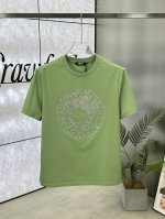 Versace 范思哲 ，25Ss春夏新品水晶钻圆领短袖T恤，正面缀饰有进口澳钻品牌标识设计，打造男士基本款单品，为男士衣橱注入新意。采用80支双股丝光棉面料制