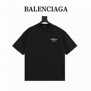 本地自取170 balenciaga 2025新款 Erewhon超市联名合作限定T恤。贺岁红色出货。Erewhon是被冠上超市届爱马仕的全美最贵超市，这次巴黎