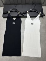 新品上线 款号:27530# #罗意肩Logo连衣裙实拍图