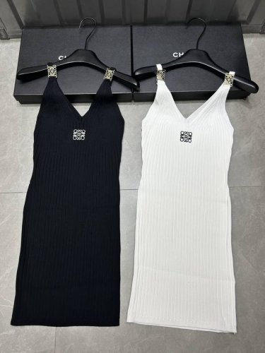 新品上线 款号:27530# #罗意肩Logo连衣裙实拍图