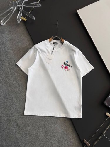 balenciaga 巴黎世家 25Ss夏季新款圆领短袖T恤！270克重磅高端纯棉面料，手感质感都极完美！修身裁剪设计干净利落！时尚又好看！走线做工非常精致！版