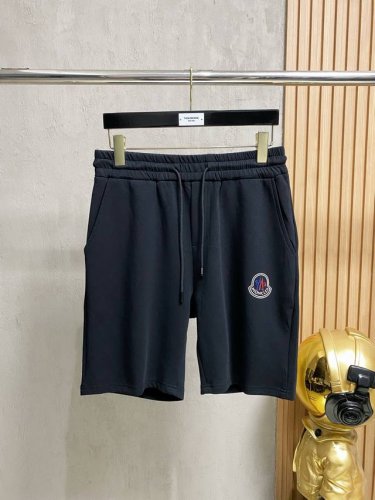 moncler蒙口 新款来袭 2025春夏新款休闲裤短裤，进口高密度定制面料，舒适柔软亲肤，笔挺不易起皱，简单明了，超级百搭上身效果超级棒时尚百搭，笔挺有型，衣