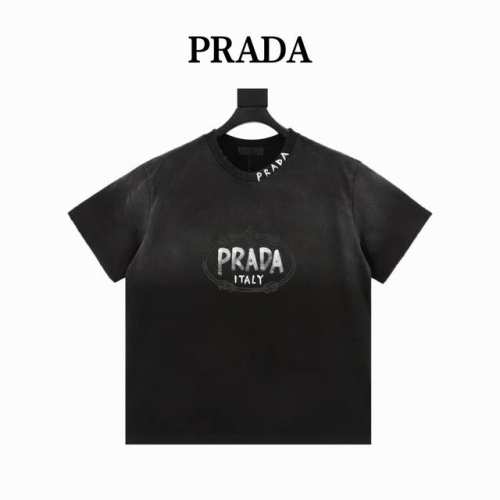 prada 普拉达 手绘字母水洗圆领短袖 定制高克重 针织棉面料精心制作 手感特别的扎实 质感拉满 松软细腻上身舒适 优越的吸湿排汗性能 不闷热 胸前草写Log