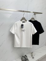 鸟 2025 圆领短袖T恤打底衫 元素性的Logo徽章凸显休闲时尚魅力,依然独领时尚风骚.内搭好伴侣 客供高支弹力针织100%液氨空气层面料,平整匀称的针织轻薄