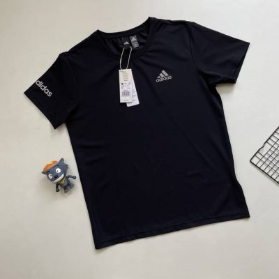 阿迪达斯Adidas夏季新款珠地速干面料短袖！ 采用180克重珠地速干面料，经典的硅胶Logo美观大气，高品质，高端工艺做工精细。 经典硅胶Logo设计，高质量