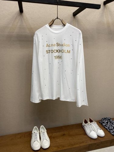 ance Studios 做旧带钻宽松的版型打底衫 细节图 原版独家定制布料 整体的设计很简单 但又不会显得过于单调 尺码；S，M，L