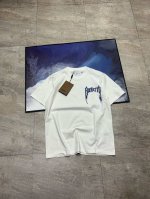 Burberry博柏利 25Ss徽标Logo印花圆领套头落肩袖T恤情侣款 颜色：黑色 白色 尺码表：Xs-L 时尚达人们看过来！Burberry这款圆领套头落肩