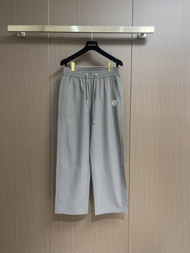 loewe 新款Logo标识运动休闲直筒卫裤！舒适轻松运动休闲集一体！经典百搭，打破往年的枯燥乏味更为年轻时尚，多了一份与时俱进的潮流范儿！宽松裁剪，两个侧口袋