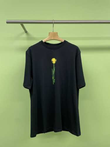 loewe2025新款花朵印花T恤，热烈而阳光的郁金香，100%纯棉材质，中克重质感更好更挺阔，黄色郁金香的花语是阳光无望的爱，浪漫一夏穿上它心情会变得阳光的花