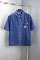 驴家牛仔印花衬衫 25Ss新款牛仔卡车夹克铺陈撞色 Monogram 印花，以前襟、口袋和袖口的珠光纽扣演绎丹迪风尚，轻松成就跨季佳选。与同款滑板牛仔裤搭配相宜