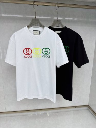 古奇 2025春夏新款首发专柜最新款短袖圆领T恤 高端订制 设计前卫时尚！品牌Logo重工艺设计 高端定制丝光棉面料.手感柔软.穿着舒适.专柜级别精致车线.做工