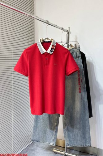 M166 Gu古奇 2025夏季经典的polo领设计 搭配简洁的单排扣 线条利落流畅 巧妙修饰颈部线条 彰显优雅绅士格调 左胸处精致的品牌标识 采用无痕压胶工艺