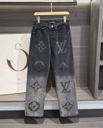 Louis Vuitton 路易 威登 渐变暗纹大印花黑灰直筒牛仔裤 这条 Lv 牛仔裤！它用的 Denim 平织斜纹牛仔布面，吸汗又透气，穿起来一点不紧绷，贴