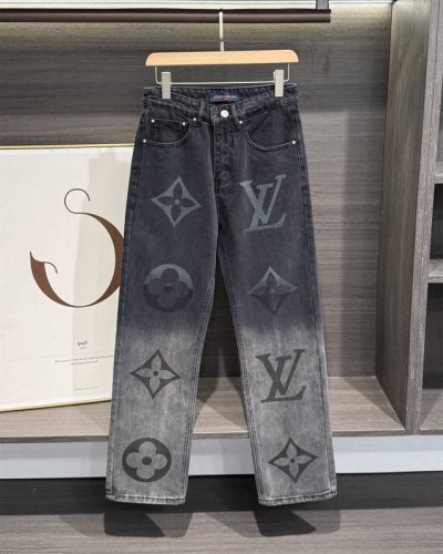 Louis Vuitton 路易 威登 渐变暗纹大印花黑灰直筒牛仔裤 这条 Lv 牛仔裤！它用的 Denim 平织斜纹牛仔布面，吸汗又透气，穿起来一点不紧绷，贴
