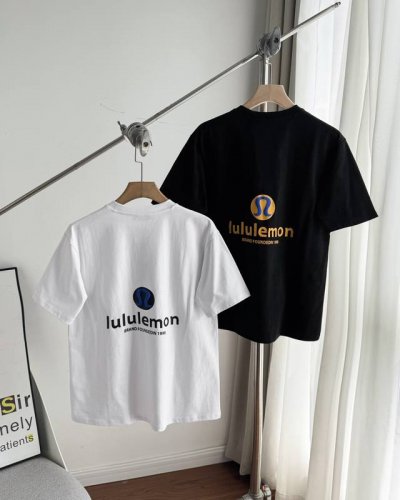露露Lulu 男女同款户外运动休闲2025春夏最新前胸蓝Logo发泡印花纯棉短袖T恤 追求品质与时尚的你，一定不能错过露露Lululemon这件25Ss纯棉短袖