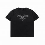 prada 普拉达 镂空字母印花圆领短袖 赛尔棉面料、立体压花徽标、正方版型、圆领短袖、平直底边、全套辅料配备！采用26S双纱面料，280G；搭配32支双纱，3