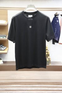 2025春夏系列新品 Gvt 纪梵希男士丝光平纹面刺绣T恤，采用丝光双面平纹布材质制成，正面点缀小号4G Logo刺绣，背面是以小号品牌Logo刺绣，经典简约时