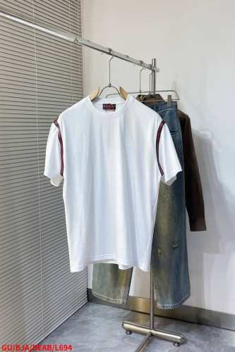 L694 Gugucci 织带刺绣短袖 定制绵柔光泽平纹绸面料，标志性Gucci刺绣点缀胸前，肩部红绿织带，以落肩设计彰显时尚新高度，简约中透露优雅韵味。 采用