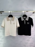 Dio*25春夏新款 翻领短袖 老花Logo领子点缀修饰 经典提花设计。领袖拼接细节，搭配短裤和高腰压褶半裙，气质修身。上身显瘦时尚 2色3码Sml T226B