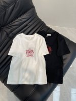 Celin*25春夏新款圆领刺绣短袖T恤 定制Yb斜纹全棉材质 透气舒适 质感十足 常规短袖T恤裁穿剪 凸显品牌格调 采用克重纯棉制成 略带有弹力 呈现显瘦视觉