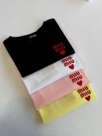 女款四色经典Miumiu缪缪四色纯棉圆领T恤短袖棉面料！ 面料采用1 G杜邦索罗娜丝光棉 颜色：白色 黑色 柠檬黄 粉色 尺码：M L Xl Xxl 面料采用1