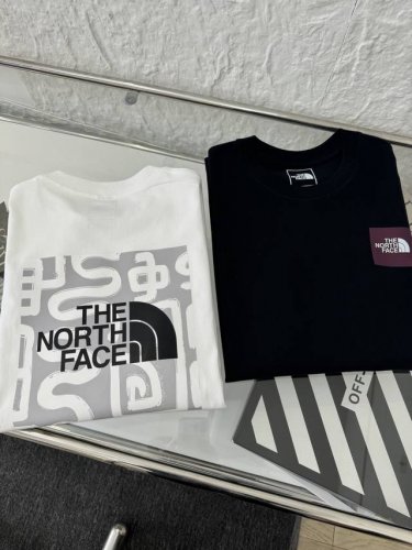 The North Face 北面 25Ss Tnf后背印花男女情侣圆领短袖T恤 小红书热门爆款 明星网红同款穿搭 男女日常通勤穿搭必备单品 高品质260克高克