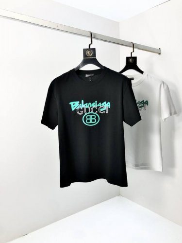 巴黎世家联名Gucci。2025春夏新品时尚圆领短袖高级定制百搭款式！更有实用感 任何人都可以轻松驾驭 采用莫代尔氨纶面料制作，奢华经典品牌Logo设计，H非常